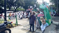 Salah satu koordinator demo, Dhany Lesy, dalam orasinya mengatakan kecewa terhadap kepemimpinan Anies.