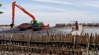 Di lokasi terlihat ada 1 ekskavator amfibi yang mengeruk sampah. Ada pula 1 unit ekskavator Spider M540 milik UPK Badan Air dan 2 unit kapal fiber. Sebanyak 5 truk juga disiagakan untuk mengangkut sampah-sampah tersebut ke TPST Bantargebang, Bekasi, Jawa Barat.