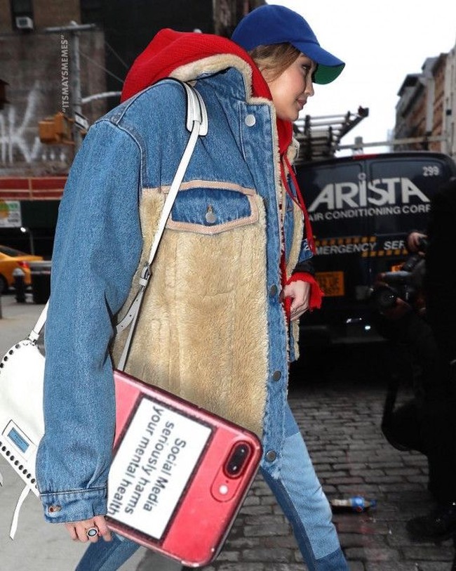 Begini gaya Gigi Hadid mencoba tampil kekinian dengan tren tersebut. (Foto: Instagram/@itsmaymemes)