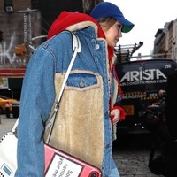 Begini gaya Gigi Hadid mencoba tampil kekinian dengan tren tersebut. (Foto: Instagram/@itsmaymemes)