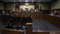 Pemeriksaan saksi meringankan dalam persidangan Novanto dimulai pekan lalu. Saat itu, Wakil Ketua MPR Mahyudin hadir dan memberikan keterangannya di persidangan lanjutan.