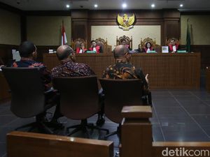 Hakim ke Saksi: Pimpinan Golkar Sebelum Novanto Tak Terbuka?
