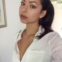 Aku berusaha sebisa mungkin tidak pakai makeup jadi kulitku bisa bernafas. Jika aku harus pakai makeup di luar pekerjaan, maka aku akan memilih hanya pakai brow gel dan maskara dan pakai lipstik, kata Christen kepada situs Skincare. (Foto: Instagram)