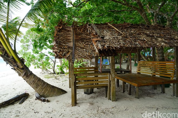 Di tepi pantai, berdiri gazebo-gazebo kayu yang bisa traveler gunakan untuk duduk-duduk. Kawasan pantai ini memang sudah tertata dengan baik. (Wahyu/detikTravel)