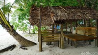 Di tepi pantai, berdiri gazebo-gazebo kayu yang bisa traveler gunakan untuk duduk-duduk. Kawasan pantai ini memang sudah tertata dengan baik. (Wahyu/detikTravel)