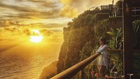 Cita Citata juga suka menikmati keindahan pantai. Ini gayanya saat menikmati sunset di Bali. (cita_citata/Instagram)