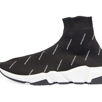 Sejak digawangi oleh creative director Demna Gvasalia di 2015 lalu, rasanya sulit bagi kaum hypebeast mengabaikan brand fashion high-end satu ini. Desainer yang juga membawahi brand Vetements itu membuat Balenciaga makin dilirik dengan merilis tas besar yang mirip tas belanja IKEA sampai sentuhan athleisure lewat sneakers kaus kaki yang dinamai Speed Trainers. Foto: Ist.