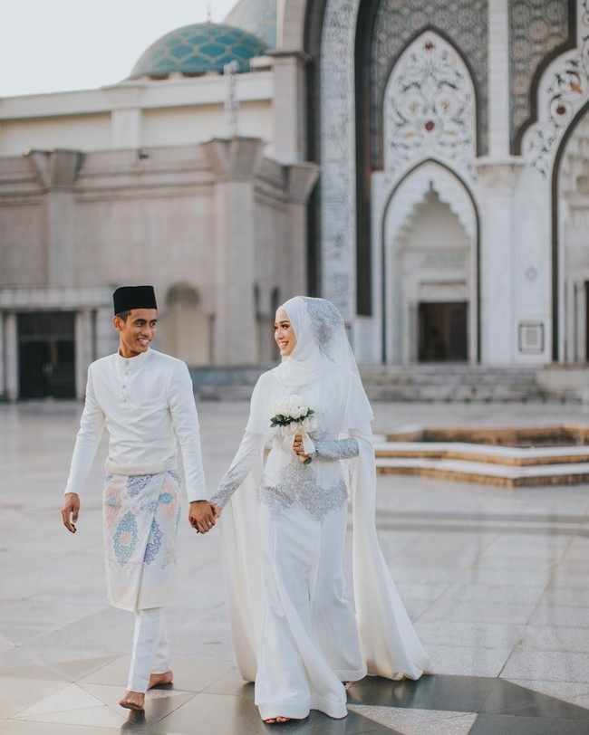 Wanita itu ternyata bernama Suzana Manaf, istri pembalap asal Malaysia Hafizh Syahrin. Mereka belum lama menikah. Pasangan ini baru sah menjadi suami istri pada bulan Desember 2017. Foto: Instagram Suzana Manaf