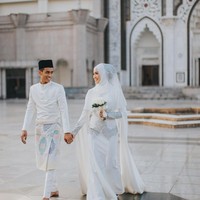 Wanita itu ternyata bernama Suzana Manaf, istri pembalap asal Malaysia Hafizh Syahrin. Mereka belum lama menikah. Pasangan ini baru sah menjadi suami istri pada bulan Desember 2017. Foto: Instagram Suzana Manaf