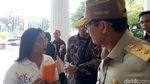 Gaya Sandiaga Ngantor Hari Senin: Bertopi dan Pakai Gelang