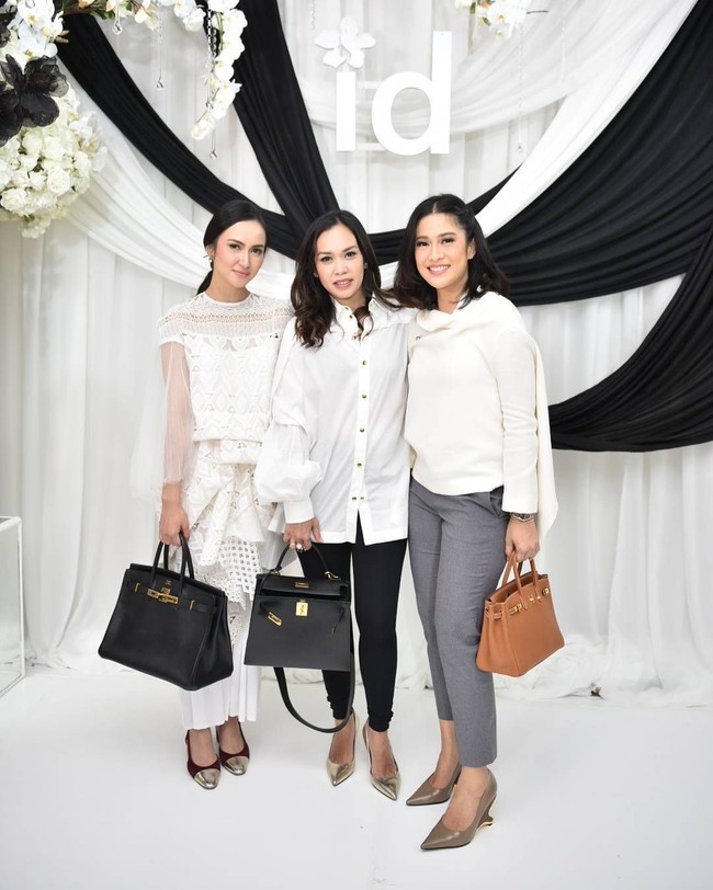 Dian Sastrowardoyo yang baru saja berulang tahun ke-36 dalam kesehariannya ketika bekerja menyukai gaya smart casual. Seperti di foto ini saat menghadiri acara klinik kecantikan ID Beauty Clinic Indonesia, Dian memakai atasan putih, celana abu-abu dan tas Hermes Birkin 25 Coveted Gold Togo seharga 13.900 Euro atau sekitar Rp 234 juta. Foto: Instagram/Dian Sastrowardoyo