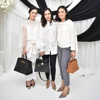 Dian Sastrowardoyo yang baru saja berulang tahun ke-36 dalam kesehariannya ketika bekerja menyukai gaya smart casual. Seperti di foto ini saat menghadiri acara klinik kecantikan ID Beauty Clinic Indonesia, Dian memakai atasan putih, celana abu-abu dan tas Hermes Birkin 25 Coveted Gold Togo seharga 13.900 Euro atau sekitar Rp 234 juta. Foto: Instagram/Dian Sastrowardoyo