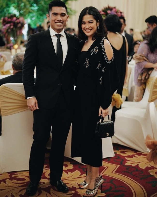 Aktris Dian Sastrowardoyo tampil elegan saat menghadiri sebuah pesta pernikahan bersama suaminya, Maulana Indraguna. Dian terlihat menenteng tas Chanel Small Carry Chic Flap Bag seharga US$ 3.700 atau sekitar Rp 50 jutaan. Foto: Instagram/Dian Sastrowardoyo