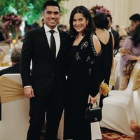 Aktris Dian Sastrowardoyo tampil elegan saat menghadiri sebuah pesta pernikahan bersama suaminya, Maulana Indraguna. Dian terlihat menenteng tas Chanel Small Carry Chic Flap Bag seharga US$ 3.700 atau sekitar Rp 50 jutaan. Foto: Instagram/Dian Sastrowardoyo