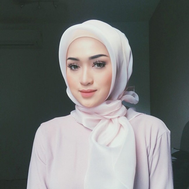 Dari banyak foto yang diunggah oleh Suzana Manaf, terlihat bahwa wanita cantik ini juga pandai merias wajah. Make up yang ia kenakan sangat cantik dan cocok untuk karakter wajahnya yang manis. Foto: Instagram Suzana Manaf