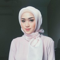 Dari banyak foto yang diunggah oleh Suzana Manaf, terlihat bahwa wanita cantik ini juga pandai merias wajah. Make up yang ia kenakan sangat cantik dan cocok untuk karakter wajahnya yang manis. Foto: Instagram Suzana Manaf