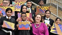 Murid-murid di tempat Zafirakou bekerja kebanyakan berasal dari komunitas ekonomi bawah. Dia mengatakan perpaduan antara orang dan bahasa di bagian utara London ini adalah ‘tantangan indah’. (Foto: Dok. BBC)