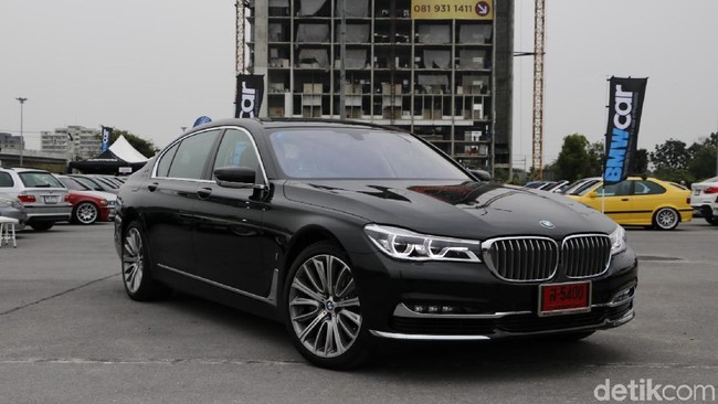 Galaknya Mobil Listrik nan Mewah BMW Galaknya Mobil Listrik nan Mewah BMW