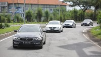 Fitur lainya yang juga tidak kalah penting yang membuat mobil ini juga nyaman untuk dikendarai dalam segala medan, yaitu Execellent Driving Dynamics. Fitur ini membuat mobil ini sangat asyik untuk diajak handling diberbagai kondisi jalan baik dari Jakarta menuju Surabaya. Foto: dok. BMW