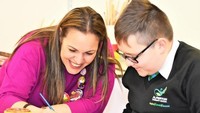 Dikutip dari BBC, Senin (19/3/2018), Zafirakou memenangkan kompetisi 2018 Global Teacher Award yang digagas Varkey Foundation. Penganugerahan digelar di Dubai, Uni Emirat Arab. Dia menjadi guru asal Inggris pertama yang memenangkan award tersebut.  (Foto: Dok. Varkey Foundation via BBC)