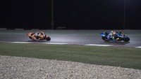 Sementara itu, Alex Rins menjadi pebalap pertama di kelas primer yang terjatuh di musim ini. Pebalap Suzuki itu jatuh di tikungan kelima. (Foto: Mirco Lazzari gp/Getty Images)