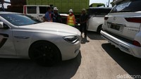 Bukan hanya mobil buatan Amerika saja yang bersarang di garasi rumah Latif. Ada juga mobil mewah buatan Jepang yakni Toyota Vellfire dan Lexus.