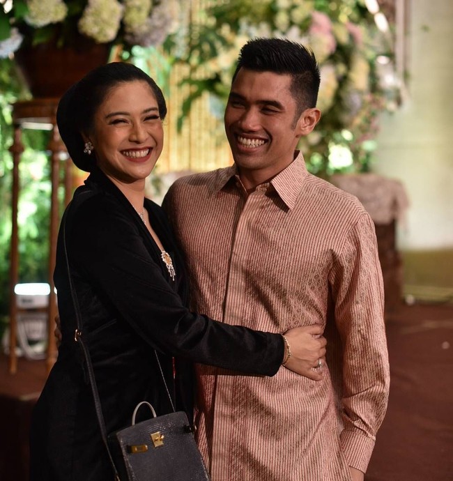 Kondangan bersama sang suami, Dian Sastrowardoyo yang tampil dengan sanggul jawa memadukan gaya klasiknya dengan tas Hermes ratusan juta rupiah. Foto: Instagram/Dian Sastrowardoyo