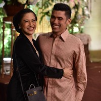 Kondangan bersama sang suami, Dian Sastrowardoyo yang tampil dengan sanggul jawa memadukan gaya klasiknya dengan tas Hermes ratusan juta rupiah. Foto: Instagram/Dian Sastrowardoyo