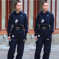 Bella Hadid adalah model yang berani tampil dengan fashion ekstrem, salah satu favoritnya adalah label Off-White. Foto: Dok. Instagram