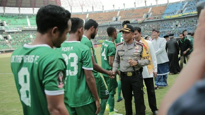 Ribuan Bonek Deklarasi Antihoax bersama Kapolrestabes Surabaya Ribuan Bonek Deklarasi Antihoax bersama Kapolrestabes Surabaya