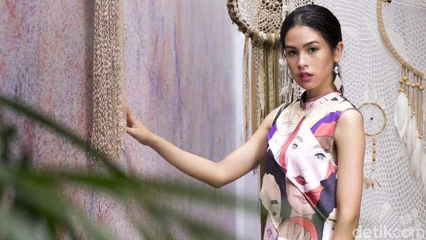 Wajah Serius Maudy Ayunda Wajah Serius Maudy Ayunda