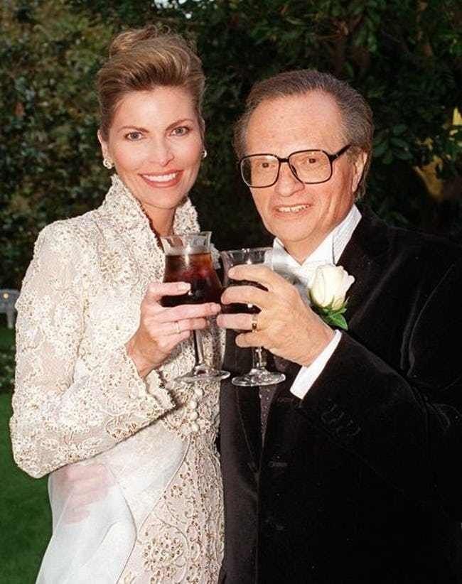 Presenter TV dan radio ternama Larry King, menikah dengan Alene Akins pada 1961 dan cerai di 1963. Larry dan Alene kembali menikah pada 1967 dan bertahan selama lima tahun, sebelum akhirnya bercerai lagi di 1972. Foto: Dok. Ranker