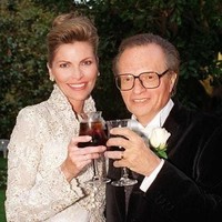 Presenter TV dan radio ternama Larry King, menikah dengan Alene Akins pada 1961 dan cerai di 1963. Larry dan Alene kembali menikah pada 1967 dan bertahan selama lima tahun, sebelum akhirnya bercerai lagi di 1972. Foto: Dok. Ranker