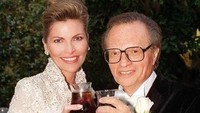 Larry King sang raja talkshow legendaris menikah dengan Alene Akins sejak 1961 sampai 1963. Empat tahun kemudian benih cinta bersemi kembali dan keduanya pun menikah dari 1967 sampai 1972. Foto: Istimewa