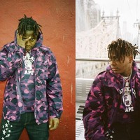 Bathing Ape atau yang sering disebut BAPE adalah brand streetwear asal Jepang yang digawangi oleh Nigo. Jaket hoodie bermotif camo dengan gambar hiu jadi item wajib untuk dimiliki musim ini dari label berlambang monyet tersebut. Foto: Ist.