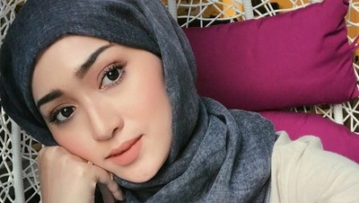 Gaya Hijab Istri Pembalap Malaysia yang Curi Perhatian di MotoGP