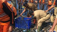Anies berbaur dengan para petugas untuk membersihkan sampah-sampah itu.