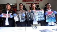 Dirkrimum Polda Metro Jaya Kombes Nico Afinta (kiri) bersama Kabid Humas Polda Metro Jaya Kombes Argo (dua kiri) memperlihatkan barang bukti yang diamankan dari pelaku.