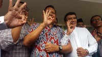 Setelah sekitar satu jam, Sudrajat keluar ditemani sang Raja Dangdut. Rhoma sekaligus mengantar kepulangan cagub yang diusung Gerindra, PKS, dan PAN itu. (Zunita Amalia Putri/detikcom).