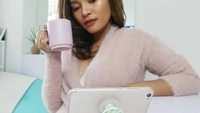Sambil nge-vlog sambil minum segelas minuman hangat. Itu gelas sama bajunya kok pas banget, matching! Foto: Instagram @rachgoddard