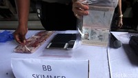 Polisi juga mengamankan paspor pelaku.