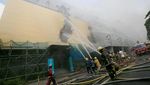 Foto Saat Manila Pavilon Hotel Terbakar