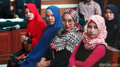 13 Pegawai First Travel Bersaksi
