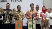 Menteri Sosial Idrus Marham, Menteri Pertanian Amran Sulaiman dan Direktur Jenderal Perlindungan dan Jaminan Sosial Harry Hikmat saat membuka acara Coaching Fasilitator Bimbingan Pemantapan SDM pelaksana Program Keluarga Harapan (PKH) 2018 di Jakarta, Senin (19/3/2018).