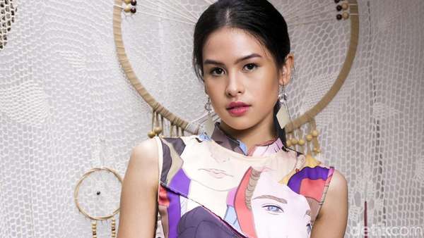 Wajah Serius Maudy Ayunda Wajah Serius Maudy Ayunda