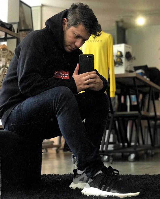 Selebriti lain dengan gaya khas hypebeast adalah Gading Marten. Koleksi sneakersnya bikin iri. Foto: Dok. Instagram