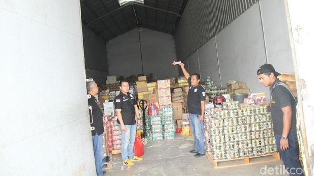 Gudang Makanan Kadaluarsa Digerebek di Tambora, 1 Orang Dibekuk