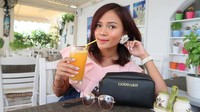 Meskipun di beberapa video dan fotonya memajang mimik wajah yang jelek tapi Rachel juga bisa berpose cantik lho. Coba lihat senyum manisnya saat minum segelas jus jeruk. Foto: Instagram @rachgoddard