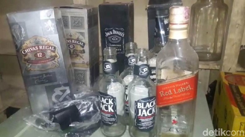 Gerebek Rumah di Ciracas, Polisi Sita Ratusan Botol Miras Gerebek Rumah di Ciracas, Polisi Sita Ratusan Botol Miras