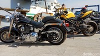 Moge yang disita antara lain 1 unit Ducati Streetfighter 848, 1 unit Harley Davidson 103, 1 unit Harley Davidson Fat Boy, 1 unit Harley Davidson 1250, 1 unit BMW R nineT, 1 unit Harley Davidson Screamin Eagle, 1 unit trail KTM Germany Saxony, dan 1 unit trail Husaberg TE300 (Foto: Eva Safitri/detikcom)